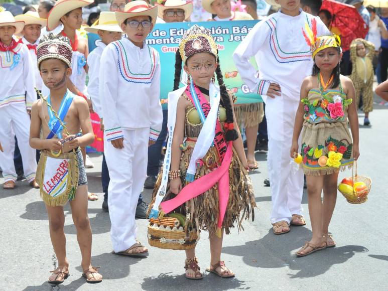 El fervor patrio de los desfiles de centros básicos capturado en 20 imágenes