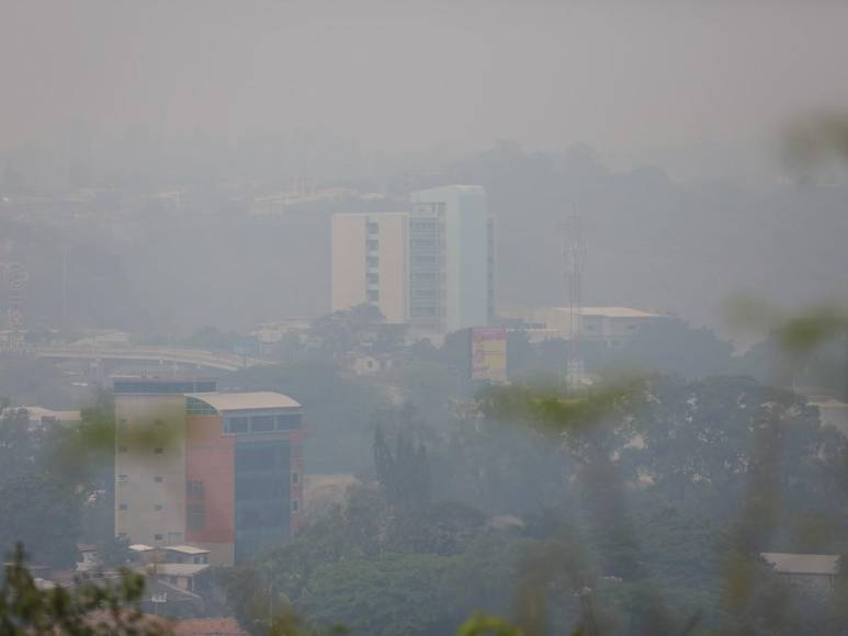 Gris y con el aire contaminado: Así está la capital de Honduras por capa de humo