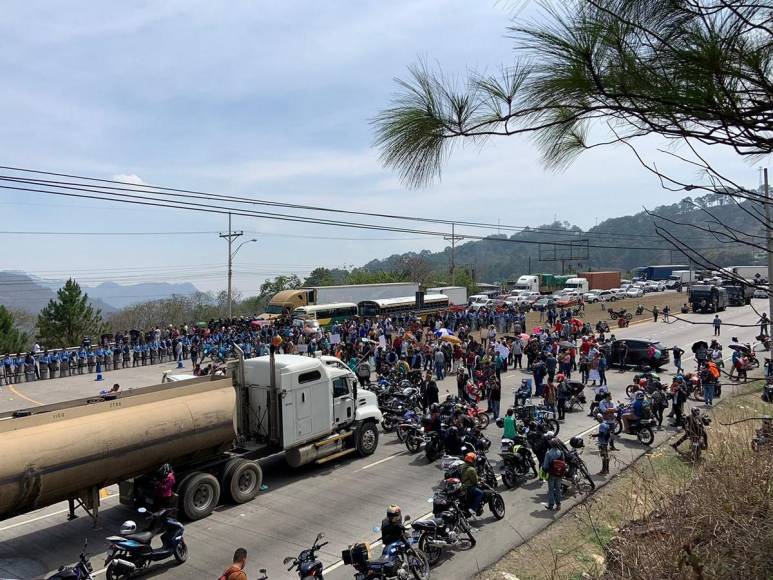 Caos vehicular, desmayados y vía bloqueada: las imágenes que dejó la protesta en la CA-5