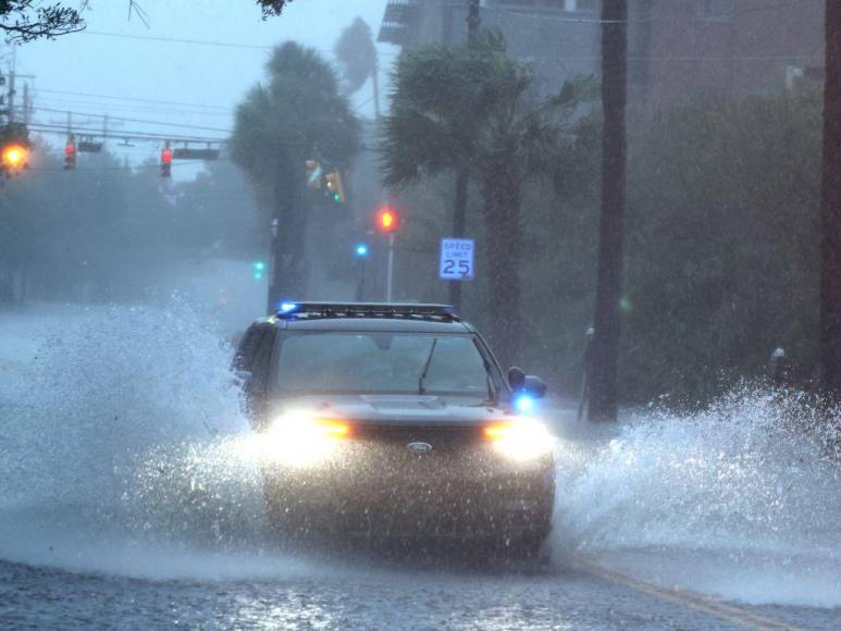 El huracán Ian deja miedo, inundaciones y árboles caídos en el suroeste de Florida