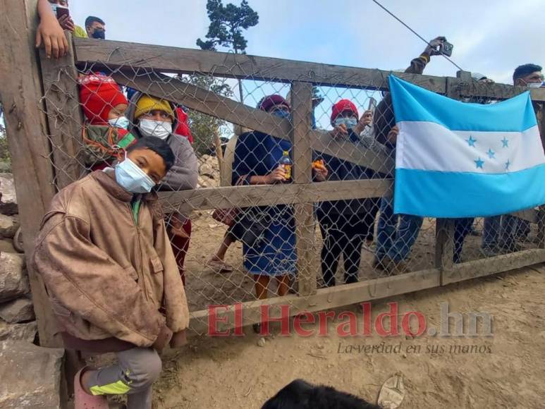 Llanto, confusión y fuerte contingente policial en desalojo a comunidad lenca de Tierras del Padre