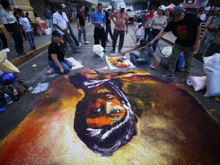 ¡Fervor y arte en Semana Santa! Inicia elaboración de alfombras en la avenida Cervantes