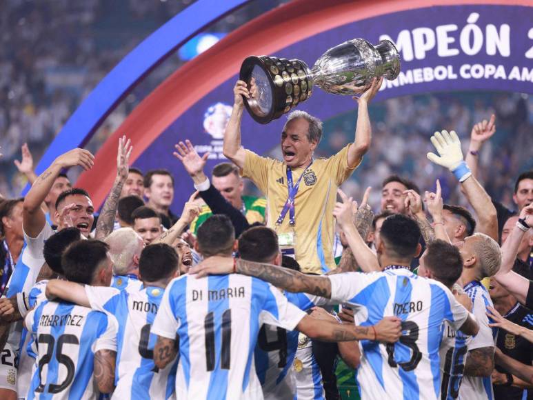 Abrazos y emotivas despedidas: el festejo de Argentina, bicampeón de Copa América