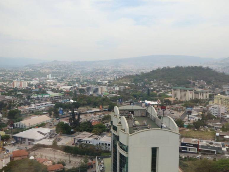 En menos de 24 horas, Tegucigalpa desapareció nuevamente bajo la densa bruma