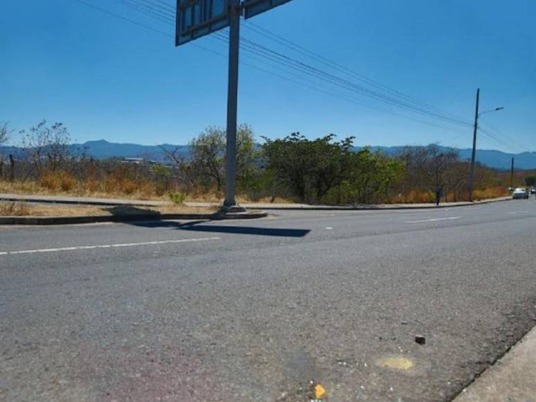 Fotos inéditas de la zona del accidente en el anillo periférico donde murieron dos universitarias