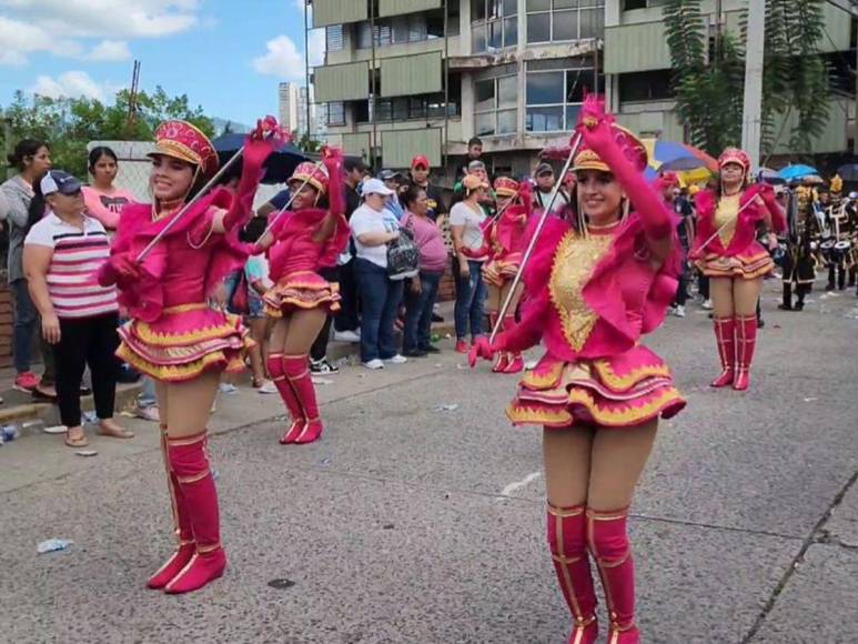 Bellas palillonas del Instituto Vuelo de Águila destacan en desfiles patrios