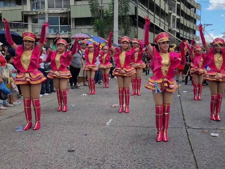 Bellas palillonas del Instituto Vuelo de Águila destacan en desfiles patrios