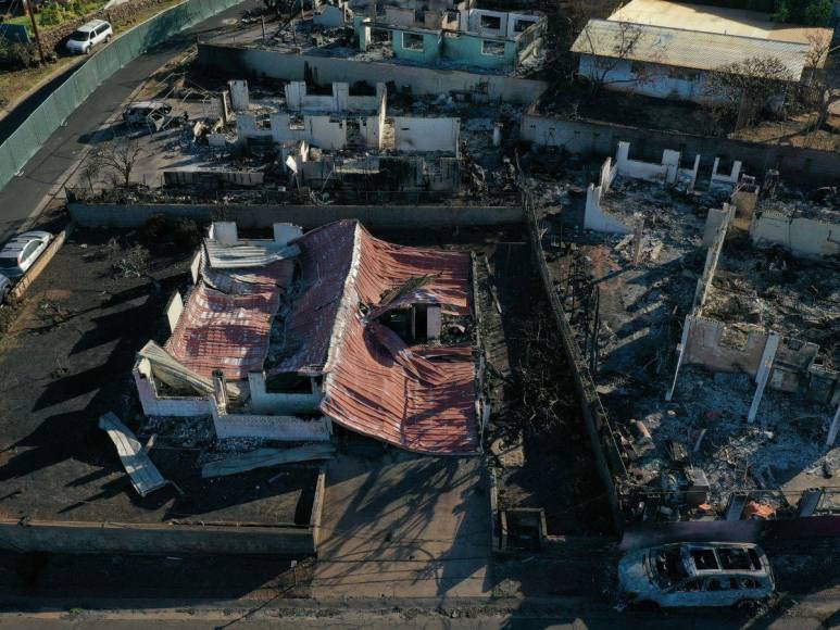 El misterio detrás la casa de techo rojo que sobrevivió a los incendios en Hawái