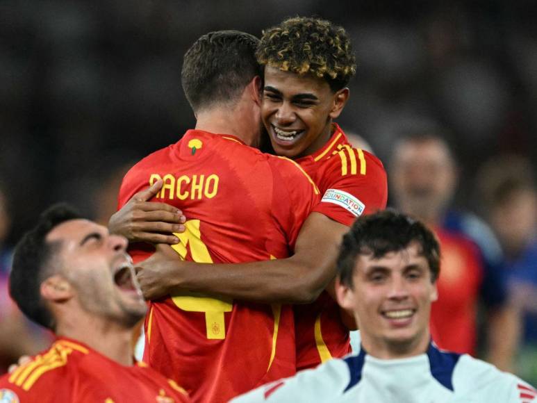 Eufórico festejo de España tras conquistar la cuarta Eurocopa de su historia