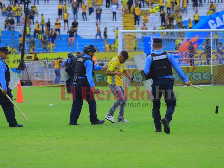 Pánico y caos: Así fue el zafarrancho provocado por aficionados del Real España en el estadio Olímpico (FOTOS)