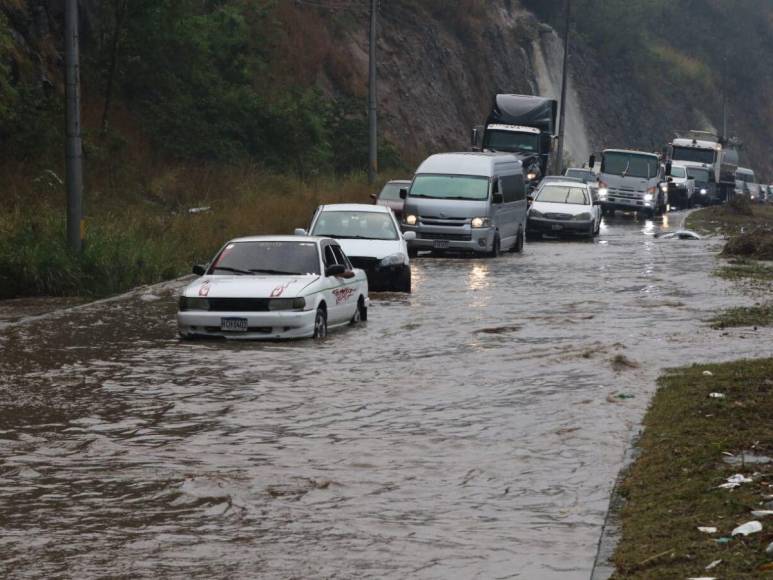 Tráfico e inundaciones dejó lluvia que azotó la capital