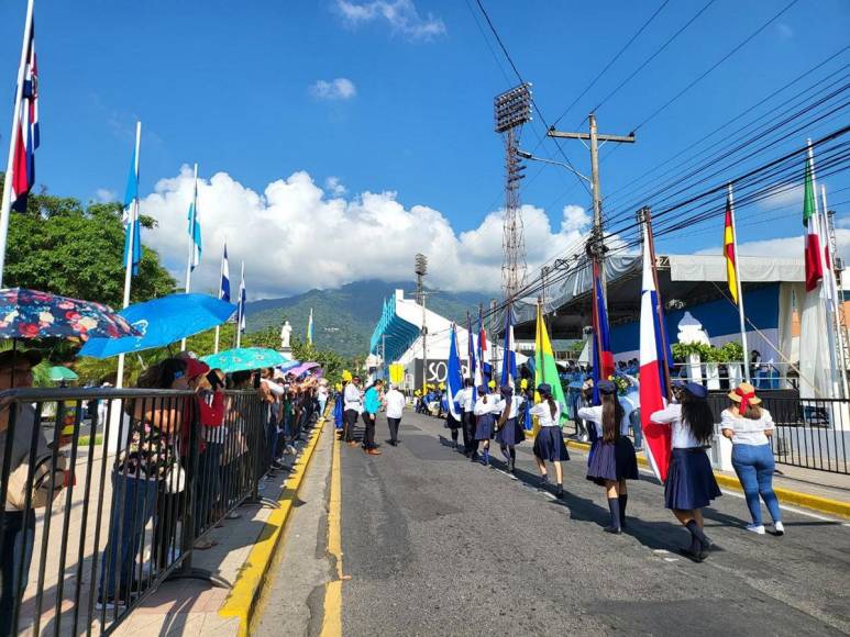 Escuelas de San Pedro Sula rinden homenaje en el 203 aniversario de Independencia Patria