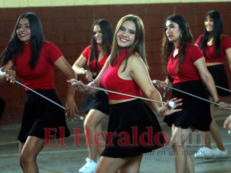 Así se preparan las palillonas del Instituto Hibueras para los desfiles del 15 de septiembre