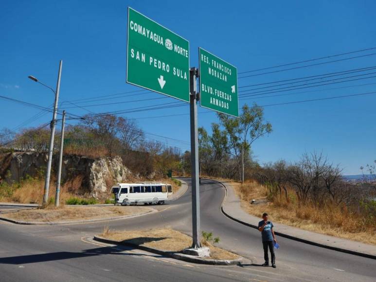 Fotos inéditas de la zona del accidente en el anillo periférico donde murieron dos universitarias