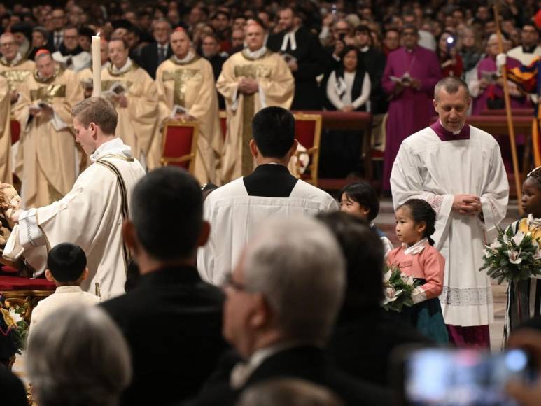 Las imágenes que dejó la Misa del Gallo dirigida por el Papa