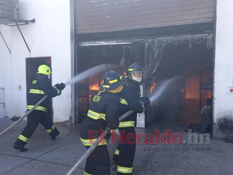 Pérdidas millonarias y estructuras colapsadas deja voraz incendio en la capital de Honduras