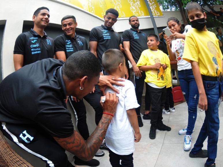 Selección de Honduras regala felicidad en el Día del Niño en la Fundación contra el cáncer en Tegucigalpa