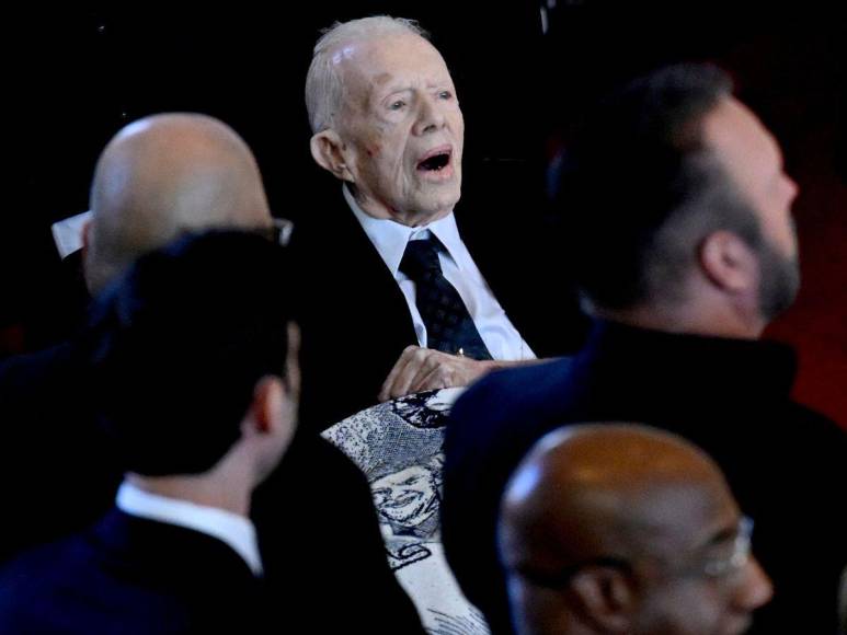 En silla de ruedas y en primera fila, Jimmy Carter da último adiós a su esposa