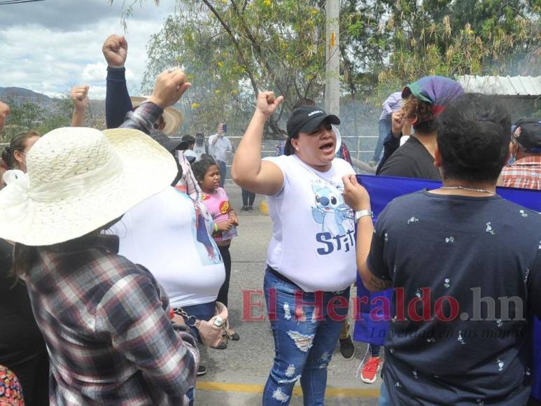 Simpatizantes de JOH protestan frente a la CSJ en apoyo a petición de arresto domiciliario (FOTOS)