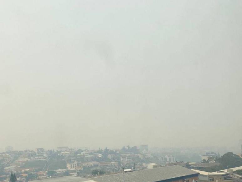 En menos de 24 horas, Tegucigalpa desapareció nuevamente bajo la densa bruma
