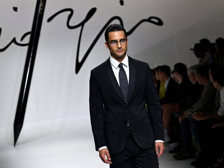 Armani presenta una elegancia leve en Milán