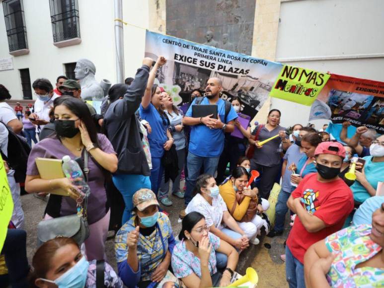 Empleados de Salud y Educación llegan al Congreso Nacional para exigir aprobación de Presupuesto General 2023