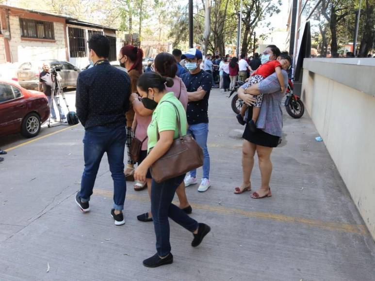 Desgarradoras fotos: familiares retiran cuerpos de jóvenes muertas en accidente en el anillo periférico