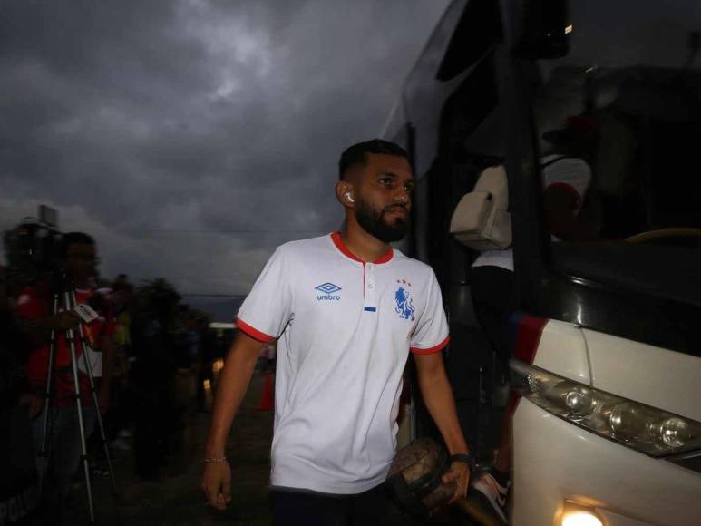 ¡Estadio dividido! Así se vive el ambiente del Olimpia-Génesis por la ida