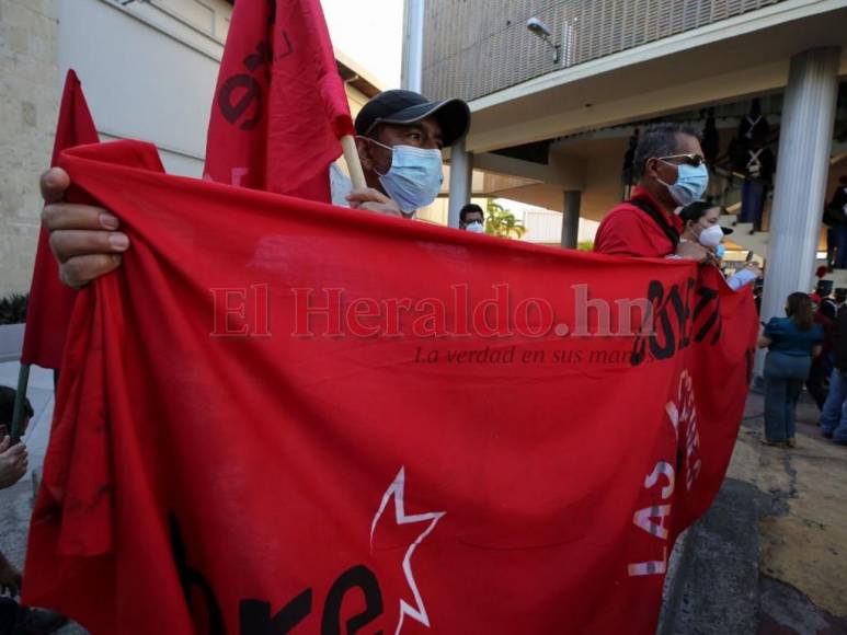 Con piñatas y sin vallas, el ambiente en los bajos del Congreso Nacional previo instalación de primera legislatura (FOTOS)