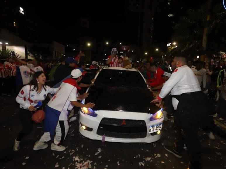 Aficionados del Olimpia celebran la conquista de la 37 en la capital