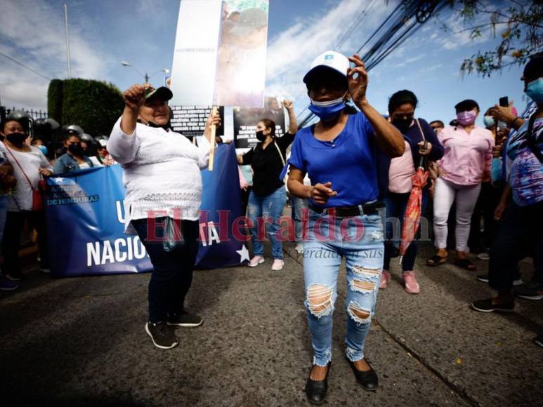 Baile, oraciones y consignas: nacionalistas apoyan a JOH afuera de la CSJ (FOTOS)