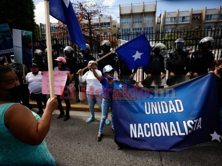 Baile, oraciones y consignas: nacionalistas apoyan a JOH afuera de la CSJ (FOTOS)