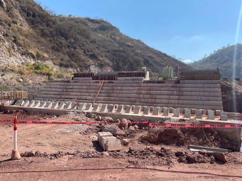 Alcalde Aldana regresa a la represa San José a supervisar obras tras incidente de explosión