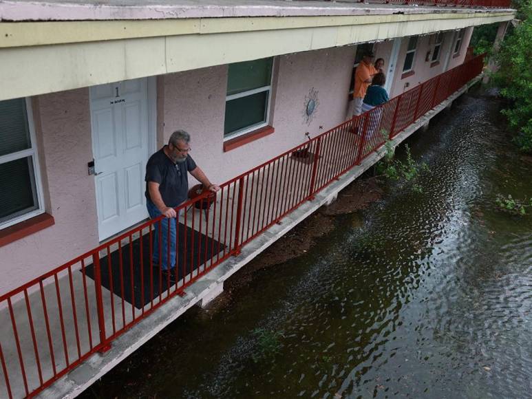 Idalia llega a Florida con tormentas catastróficas y vientos dañinos