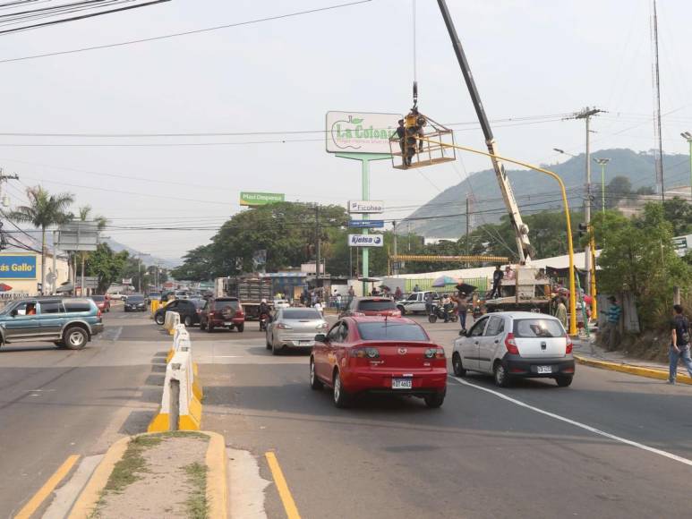 Instalan semáforo para que buses ingresen al mercado Perisur