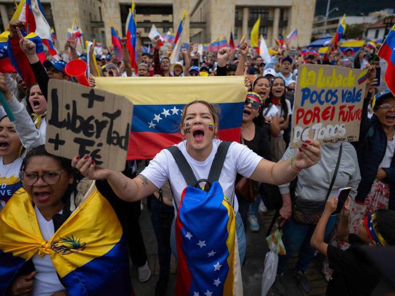 Miles de venezolanos salen a las calles en contra de ratificación de Maduro como presidente