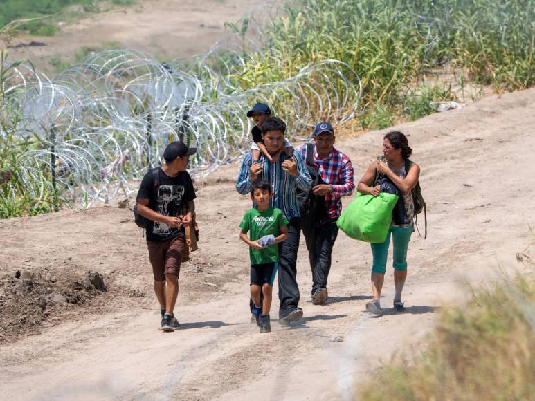 Migrantes desafían peligrosas barreras fronterizas en su camino a Estados Unidos