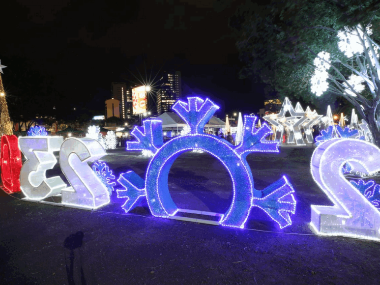 Luces, diversión y juegos en la Villa Navideña del bulevar Juan Pablo II