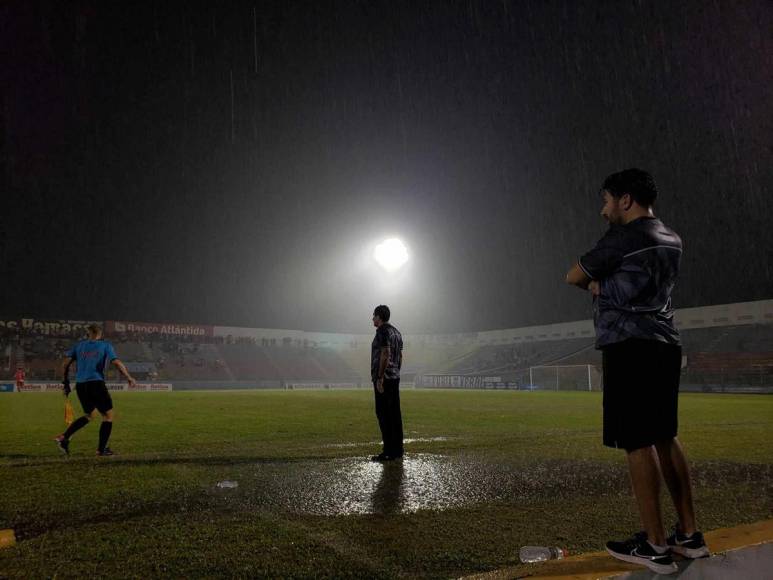 A oscuras y bajo la lluvia: los sinsabores que dejó el Vida vs. Marathón