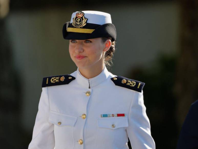 Primeras fotos de la princesa Leonor en la Escuela Naval de Marín en España