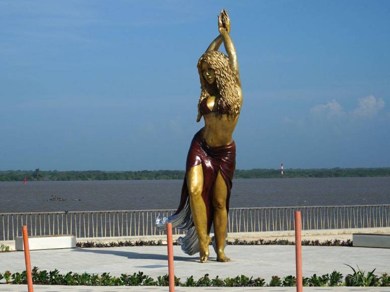 Shakira es inmortalizada con estatua de bronce en Barranquilla