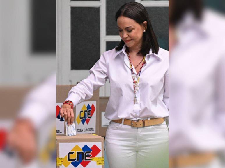 Ovacionada a su entrada y salida: así votó María Corina Machado en Venezuela