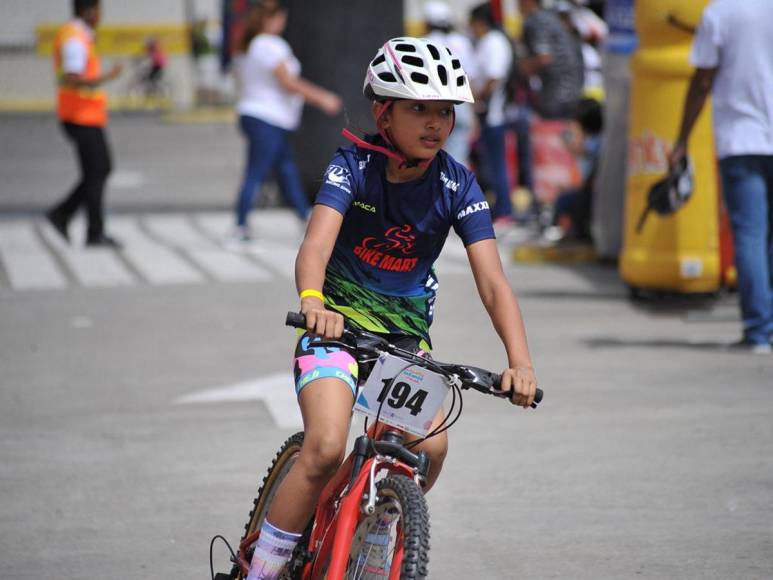 ¡Velocidad y competencia! Los aguerridos ciclistas de 9-10 años