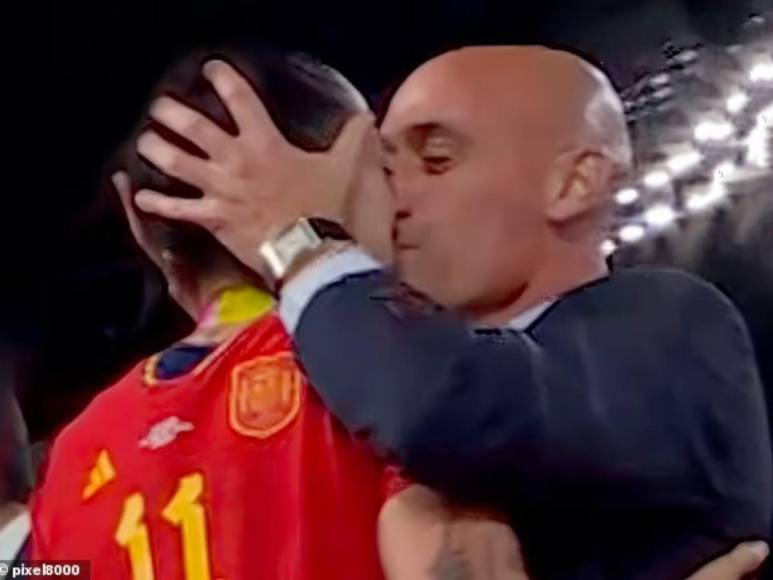 Un beso, video de disculpas y declaraciones falsas: la polémica que podría costarle la cabeza a Luis Rubiales