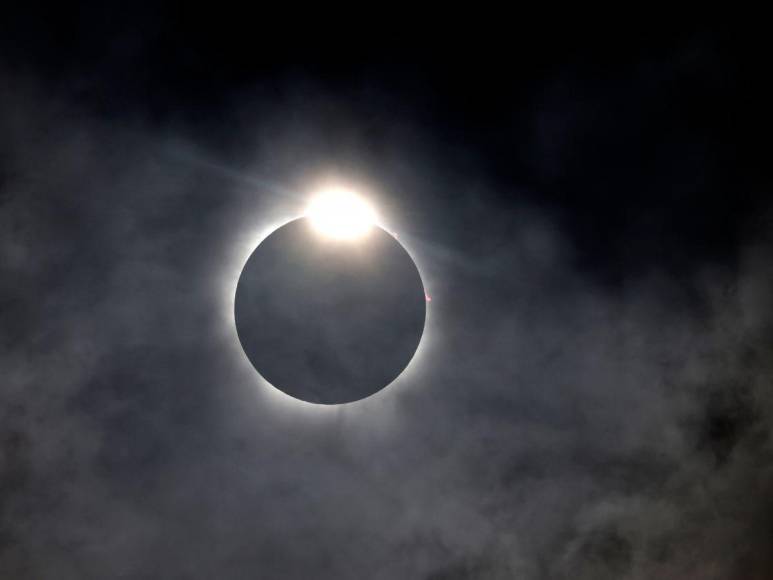 Las mejores imágenes que dejó el eclipse solar de este lunes en Honduras