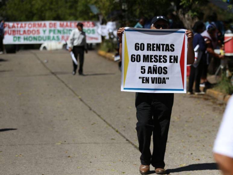 Maestros jubilados exigen, ante la CSJ, el pago de 60 rentas en vida