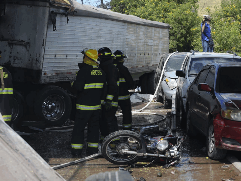 Luto y destrucción: impactantes fotos del choque de una rastra en El Carrizal