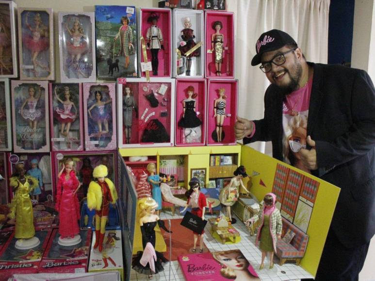 Del quirófano al mundo de Barbie: La sorprendente colección de más de 200 muñecas de cirujano mexicano