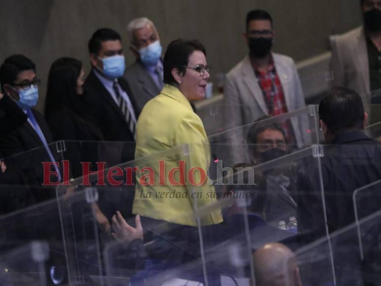 Dimes y diretes terminan con sesión del Congreso; Beatriz Valle asegura que fue porque propuso disminución de salarios (Fotos)