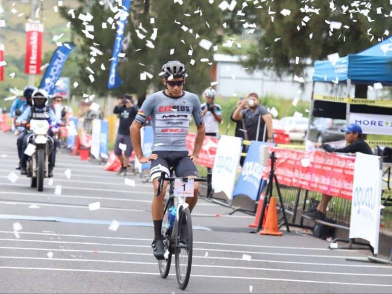 Así fue la llegada de Luis López a la meta tras recorrer 132 kilómetros en la Vuelta Ciclística 2022